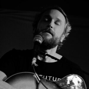 Craig Cardiff performing
