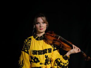 Viktoria Grynenko photo with violin