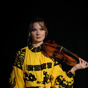 Viktoria Grynenko photo with violin