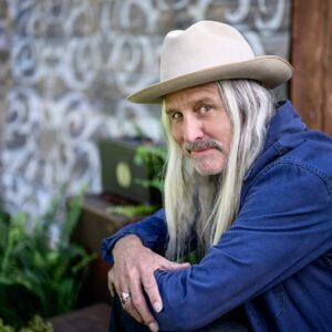Steve Poltz posing for a photo