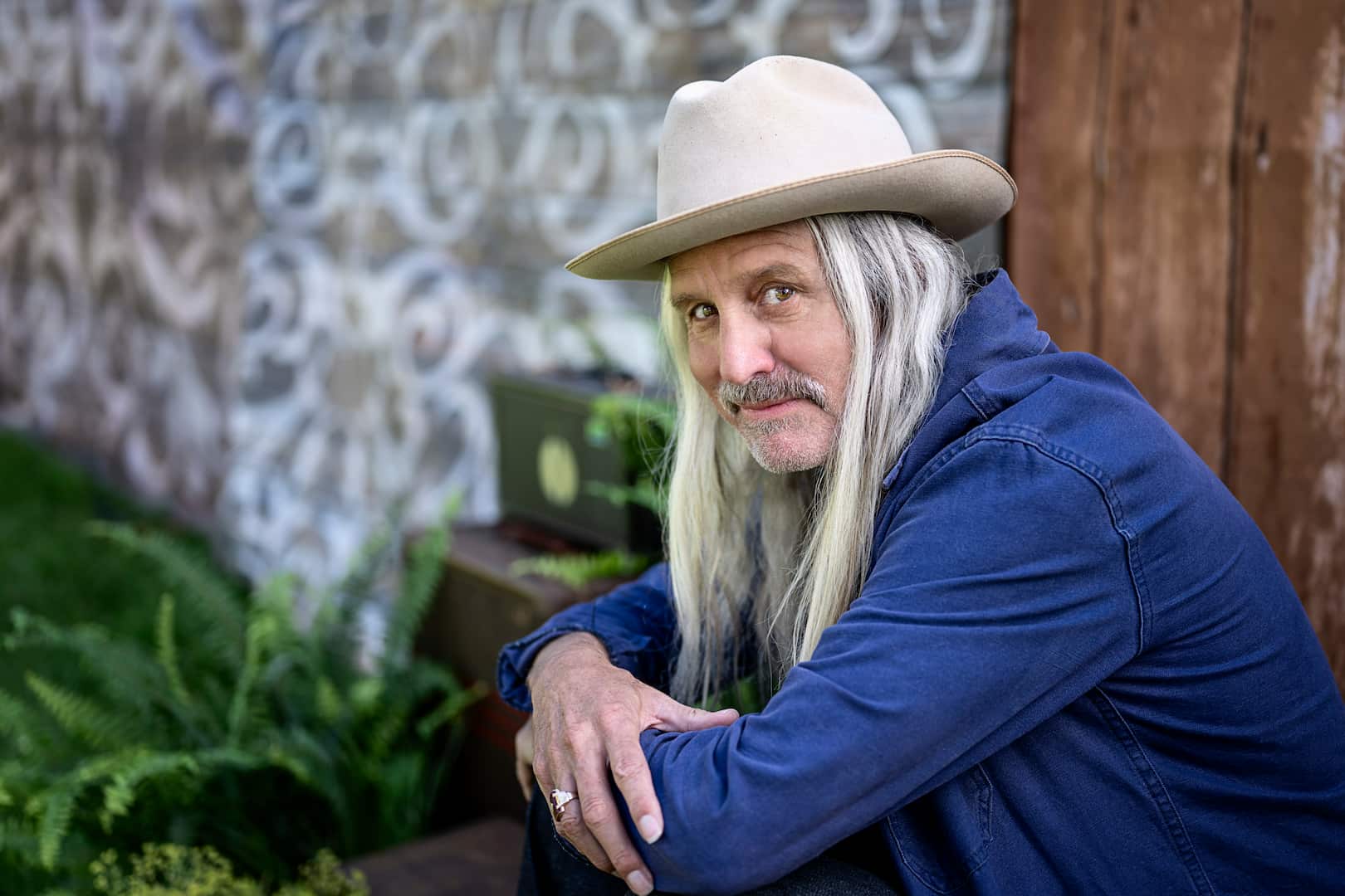 Steve Poltz posing for a photo