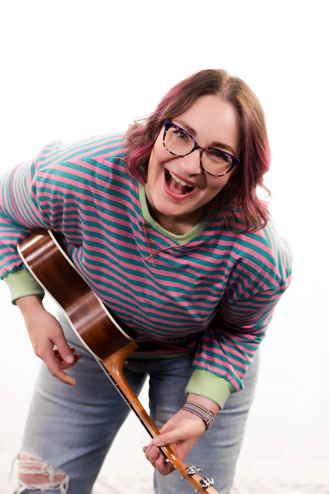 Beppie performer photo posing with ukelele